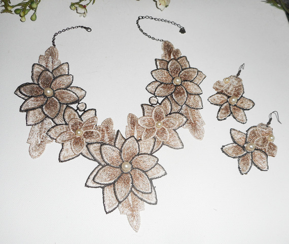 Conjunto de collar con flores marfil y cuentas de cristal nacarado