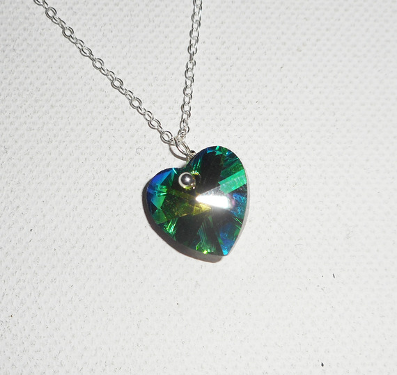 Colgante corazón de cristal Swarovski verde en cadena de plata 925