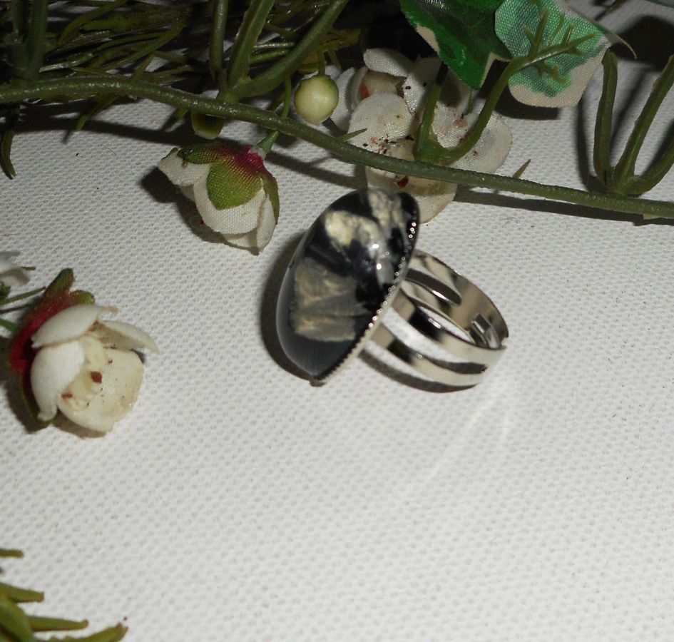 Anillo cabujón con cúpula de cristal negro beige