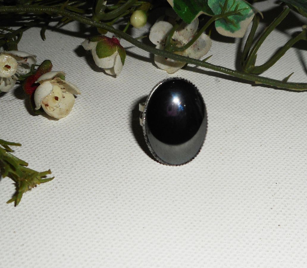 Anillo con cabujón de hematites