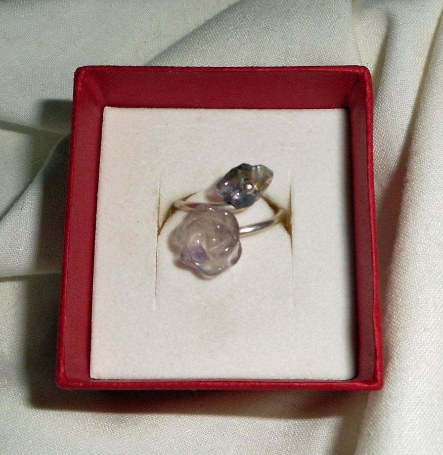 Anillo de amatista púrpura y flor y piedra de plata 925