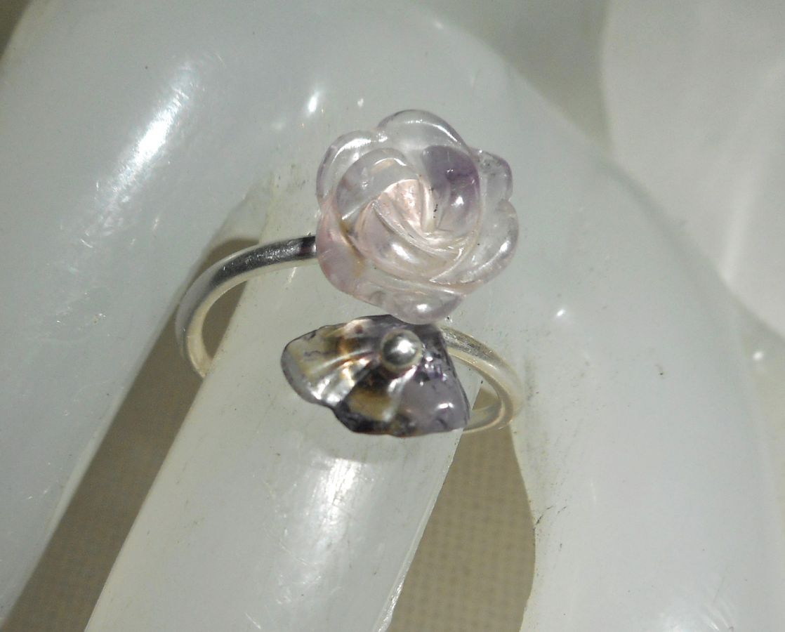 Anillo de amatista púrpura y flor y piedra de plata 925