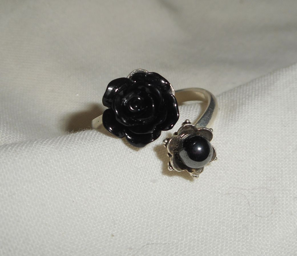 Anillo original de plata 925 con piedras redondas de rosa negra y hematites gris 