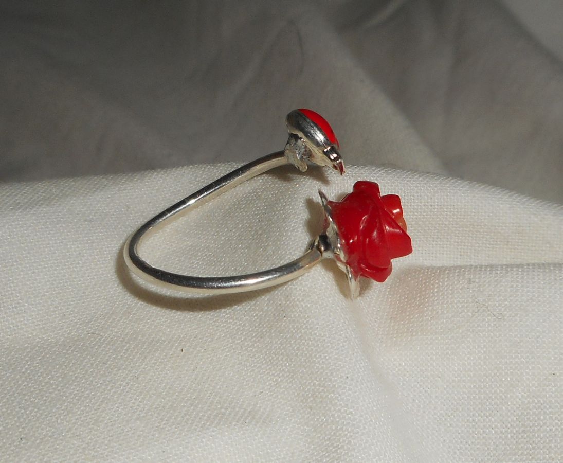 Anillo original de plata 925 con rosa de coral y mariquita de esmalte rojo