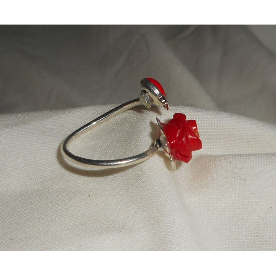 Anillo original de plata 925 con rosa de coral y mariquita de esmalte rojo