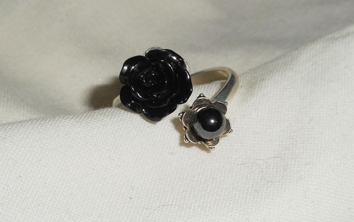 Anillo original de plata 925 con piedras redondas de rosa negra y hematites gris 