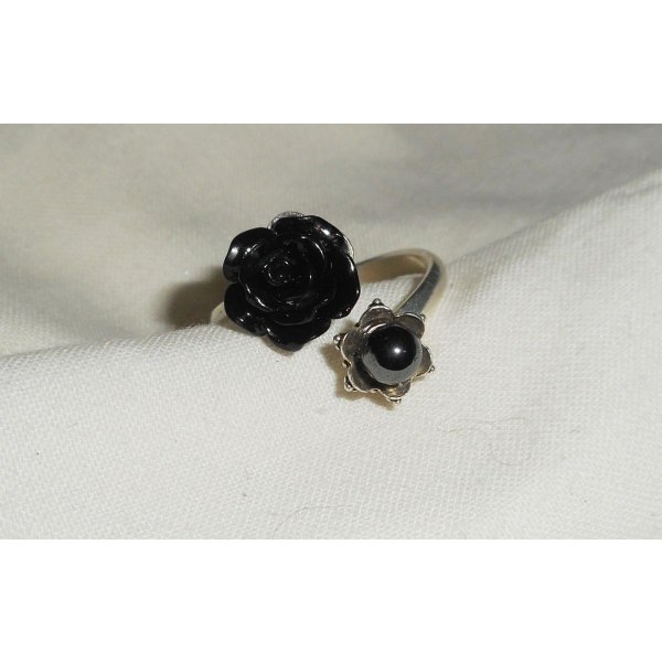 Anillo original de plata 925 con piedras redondas de rosa negra y hematites gris 