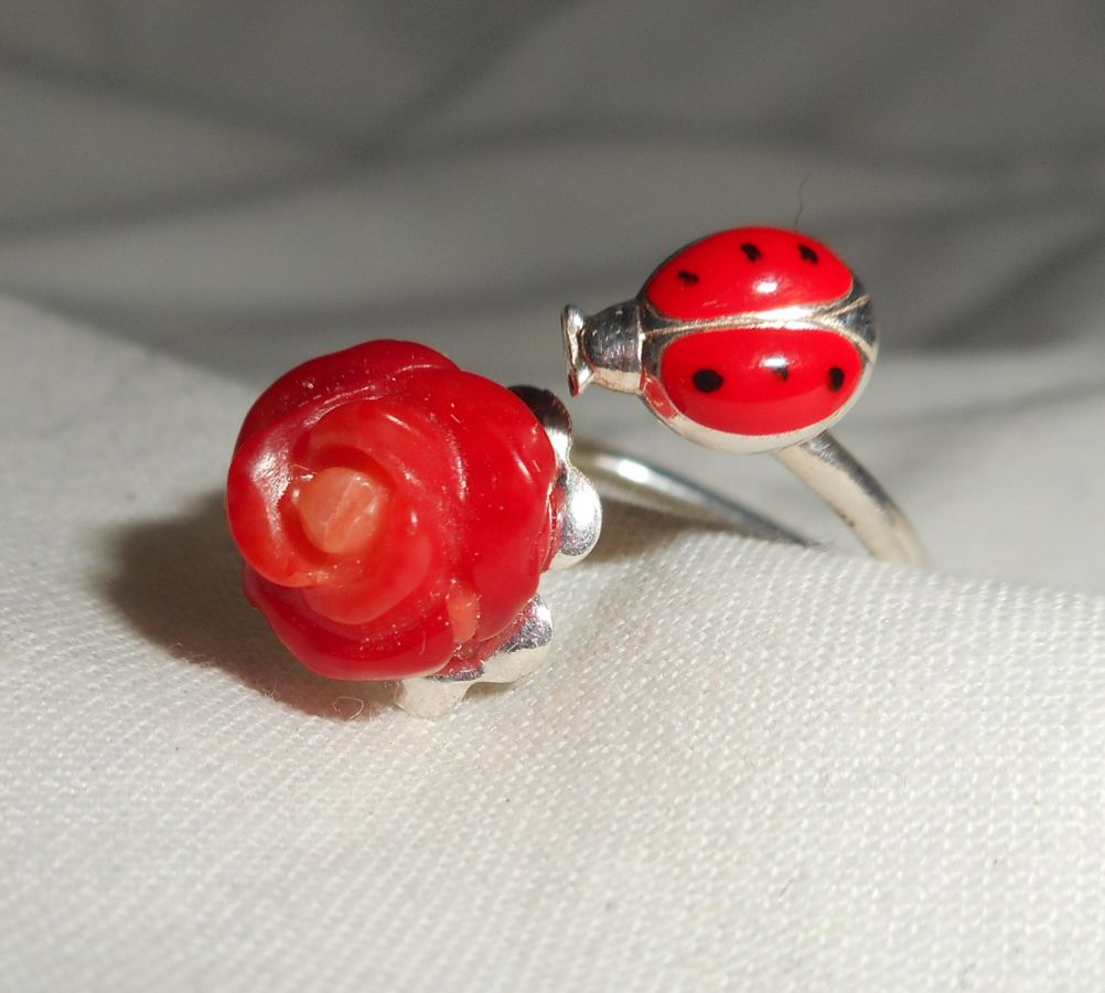 Anillo original de plata 925 con rosa de coral y mariquita de esmalte rojo