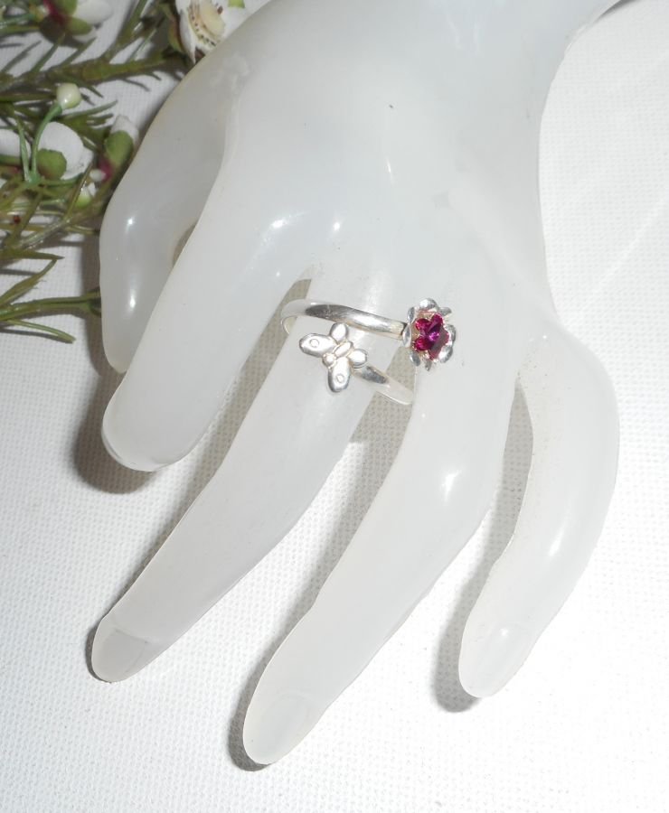 Anillo original de plata 925 con flor de cristal y mariposa