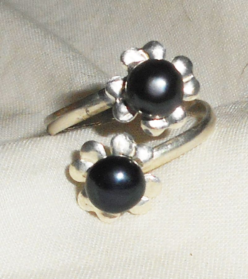 Anillo original de plata 925 con flor y perla cultivada negra