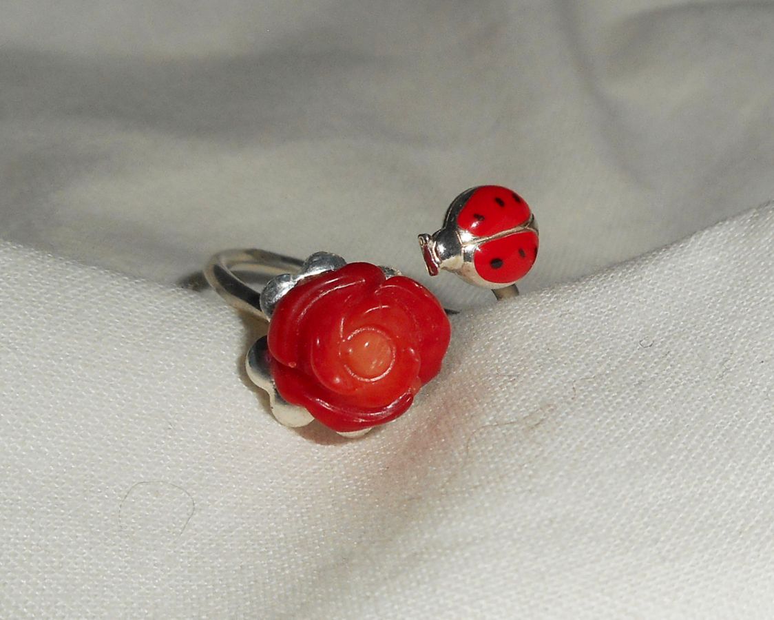 Anillo original de plata 925 con rosa de coral y mariquita de esmalte rojo