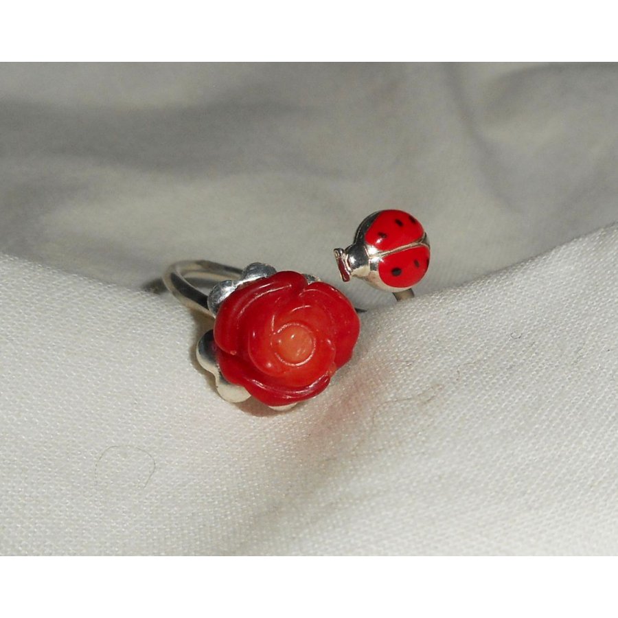 Anillo original de plata 925 con rosa de coral y mariquita de esmalte rojo