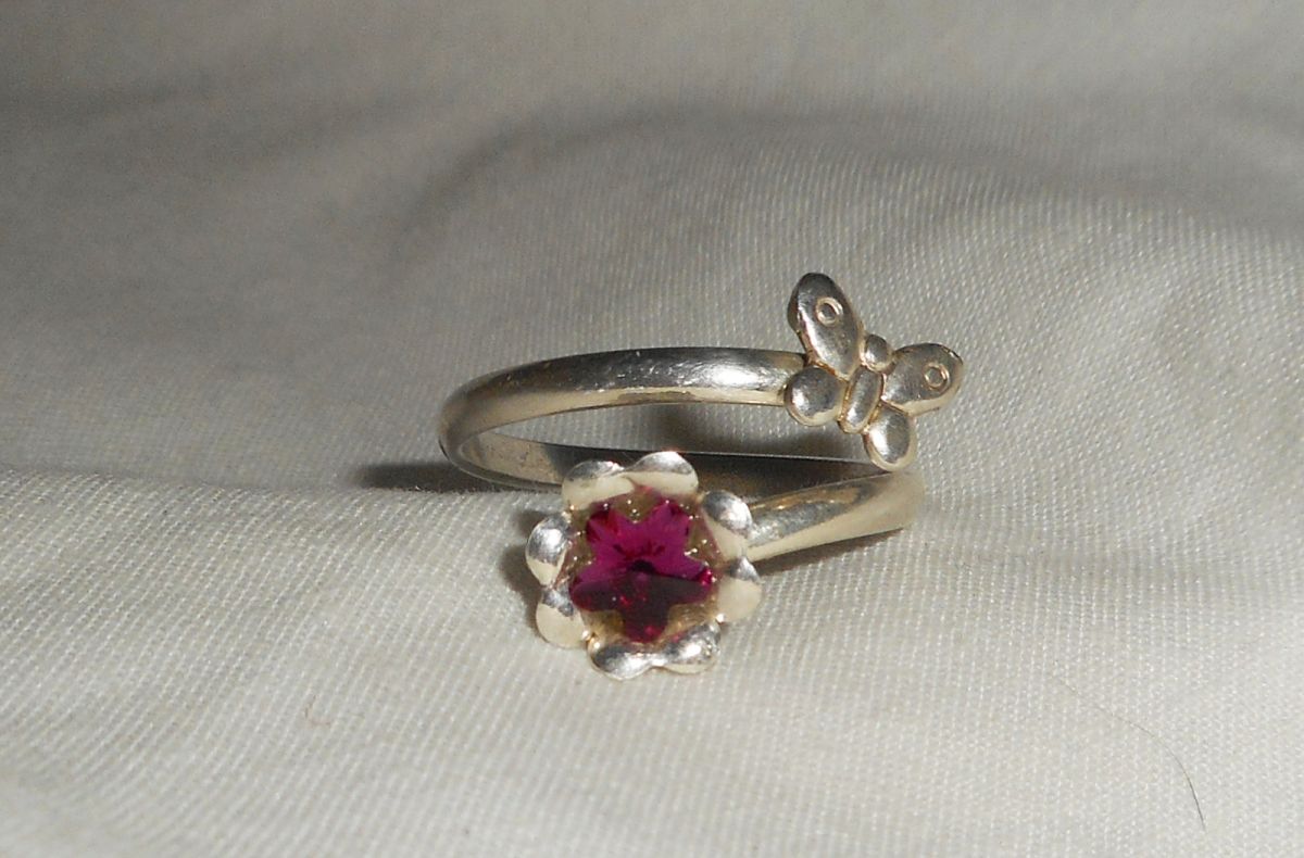 Anillo original de plata 925 con flor de cristal y mariposa