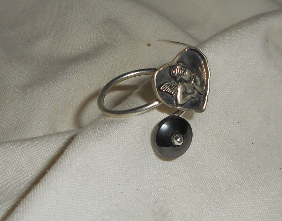 Anillo original de plata 925 con ángel en corazón y piedra hematites