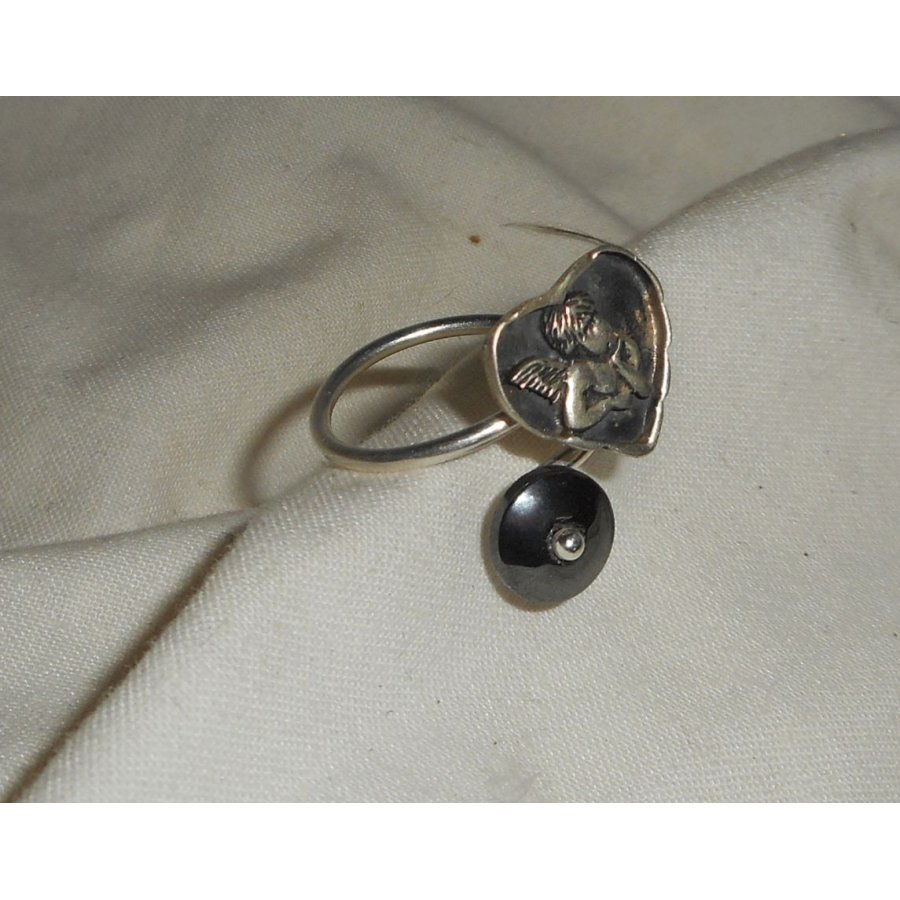 Anillo original de plata 925 con ángel en corazón y piedra hematites