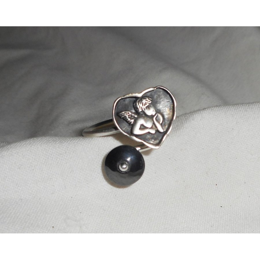 Anillo original de plata 925 con ángel en corazón y piedra hematites