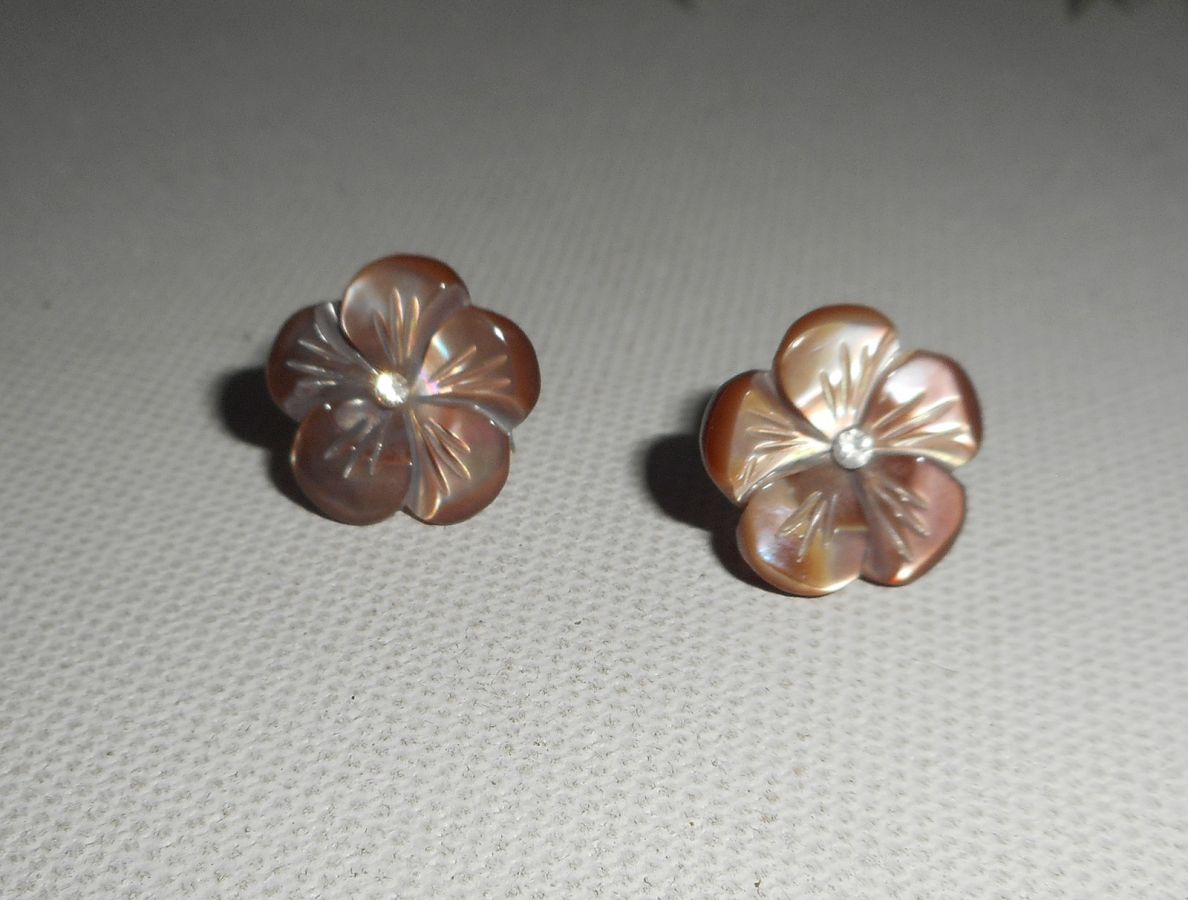 Pendientes con flor de nácar marrón, plata 925