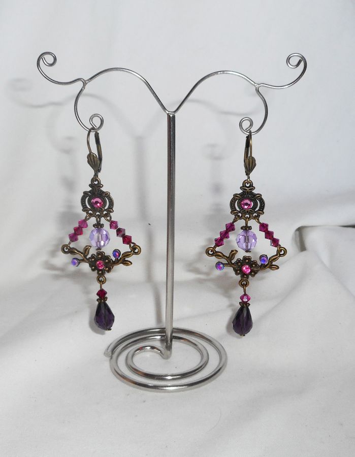 Pendientes conector flor de cuentas de cristal violeta y verde