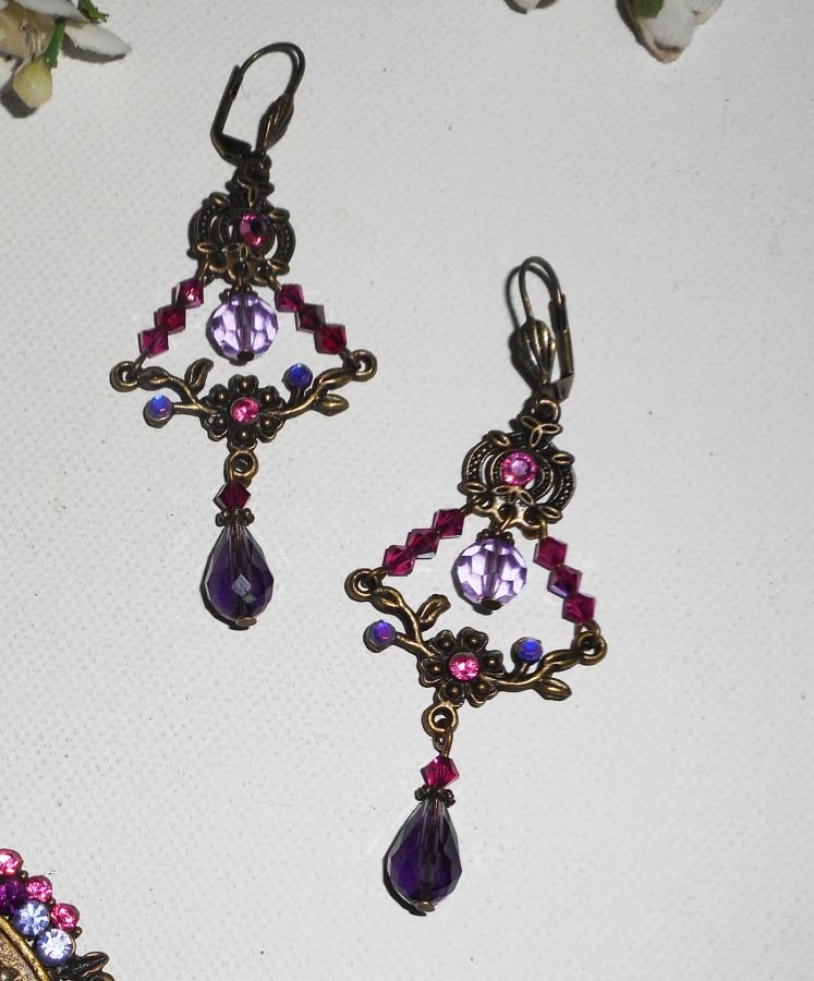 Pendientes conector flor de cuentas de cristal violeta y verde