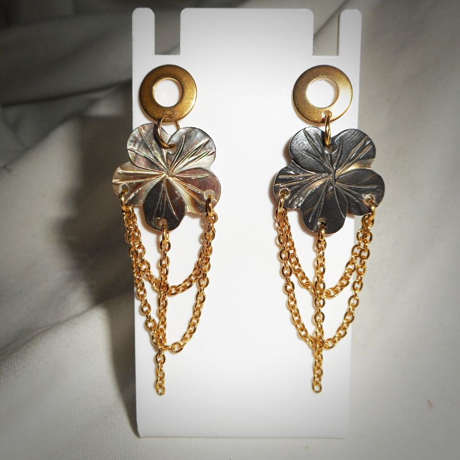 Pendientes flor de nácar con cadena de oro