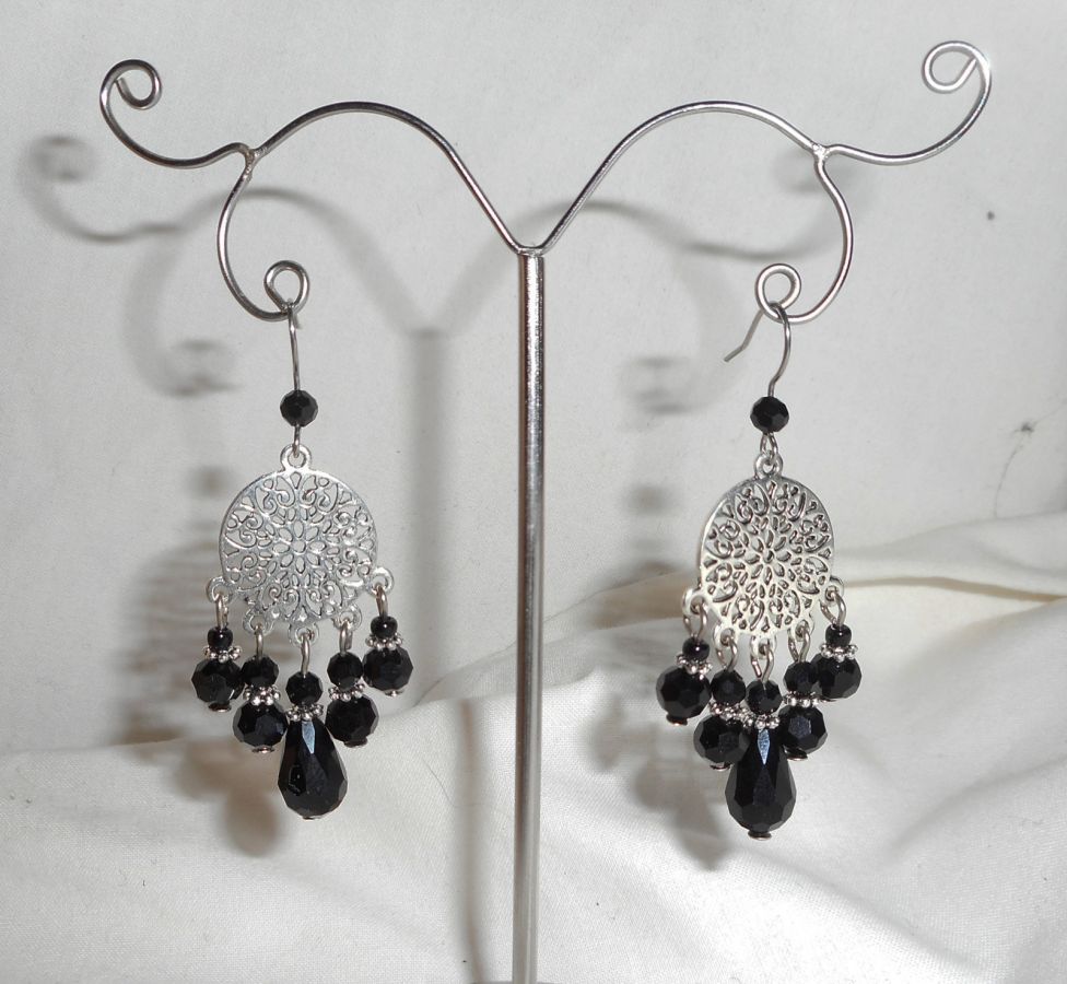 Pendientes de cuentas de cristal negro con conectores florales