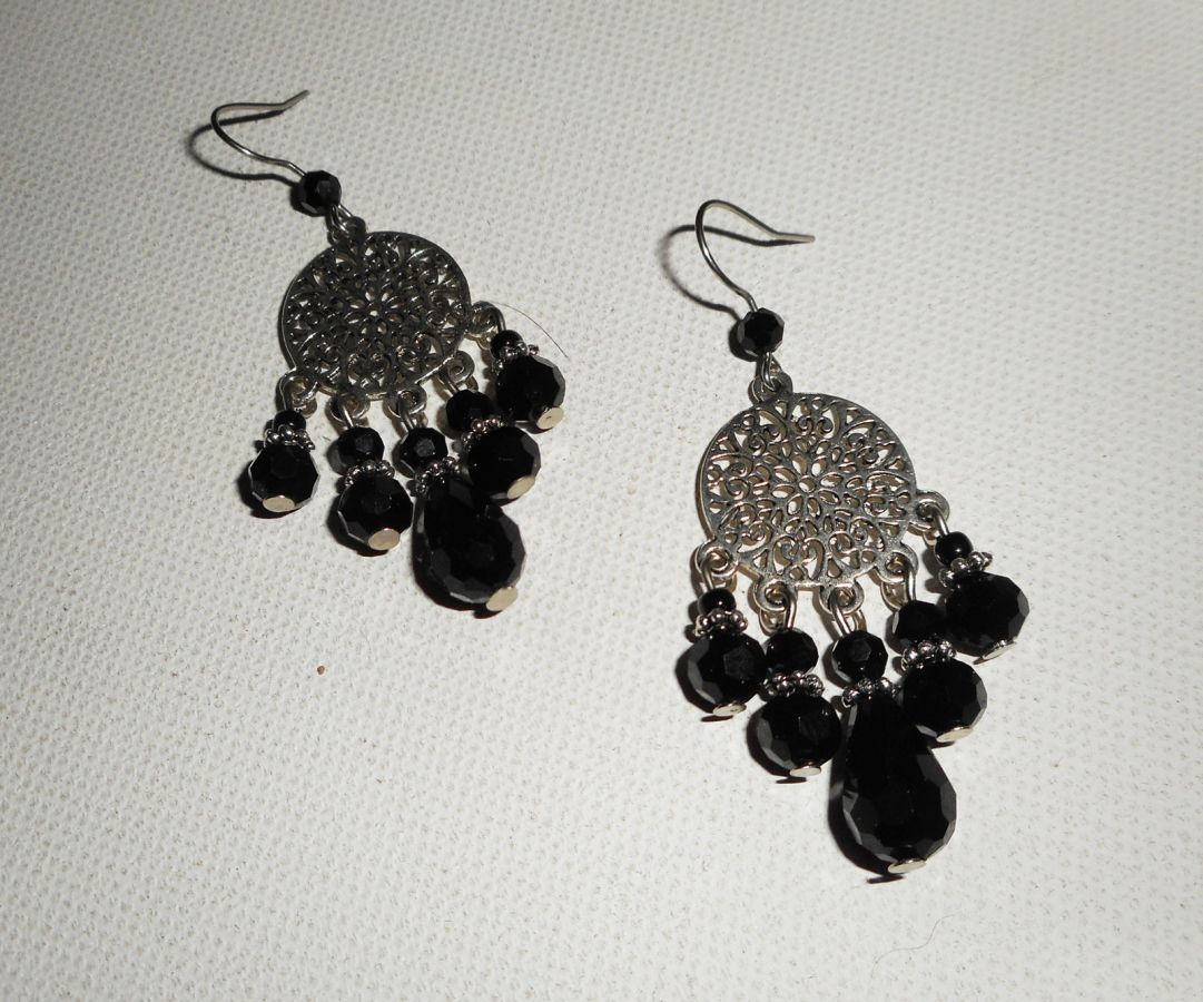 Pendientes de cuentas de cristal negro con conectores florales