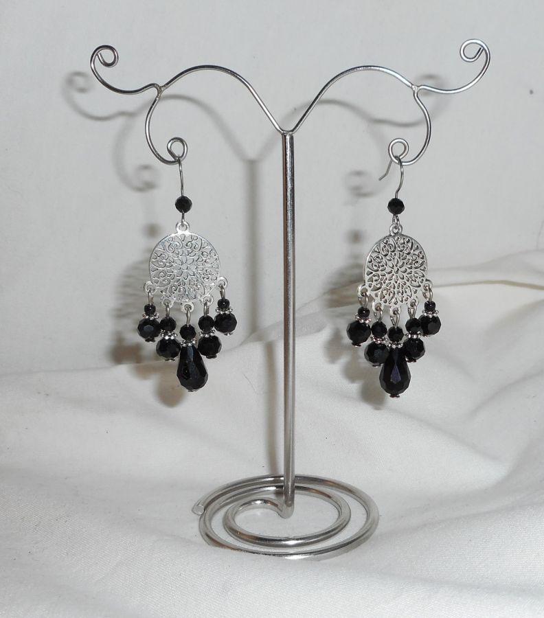 Pendientes de cuentas de cristal negro con conectores florales