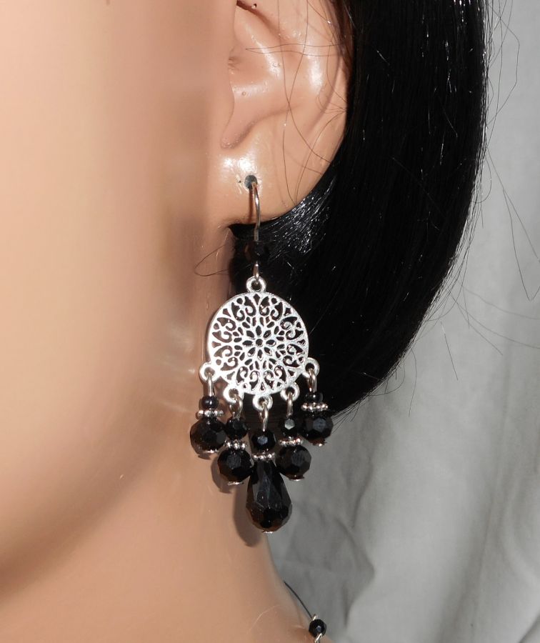 Pendientes de cuentas de cristal negro con conectores florales