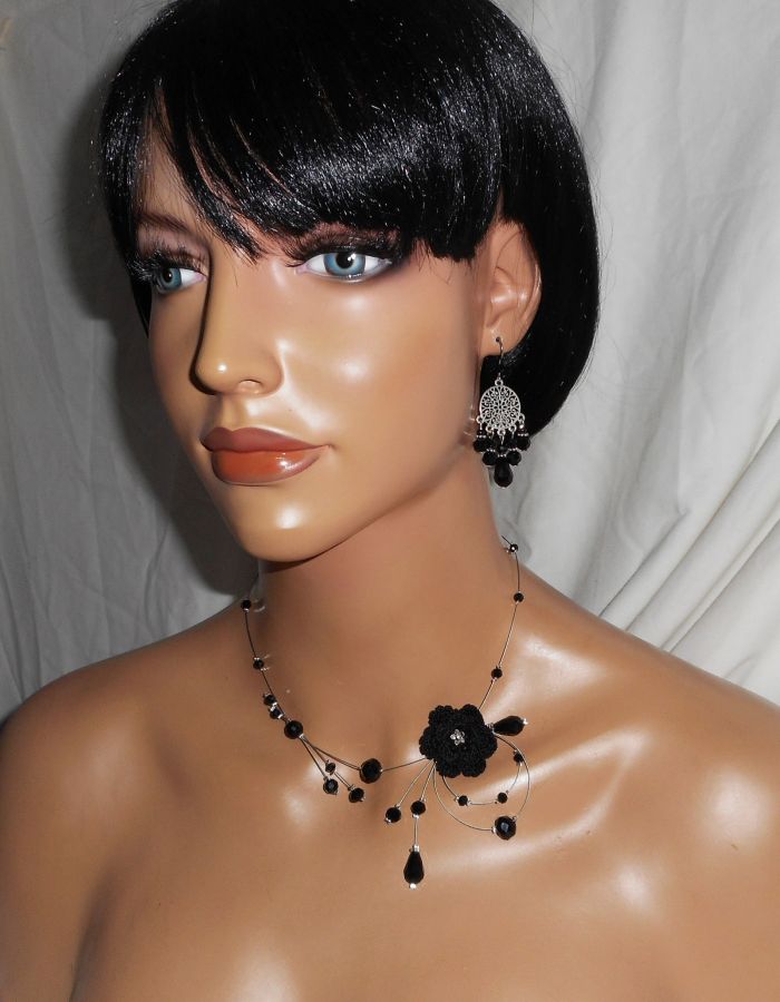 Pendientes de cuentas de cristal negro con conectores florales