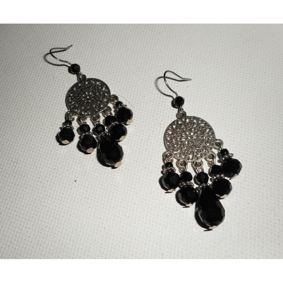 Pendientes de cuentas de cristal negro con conectores florales