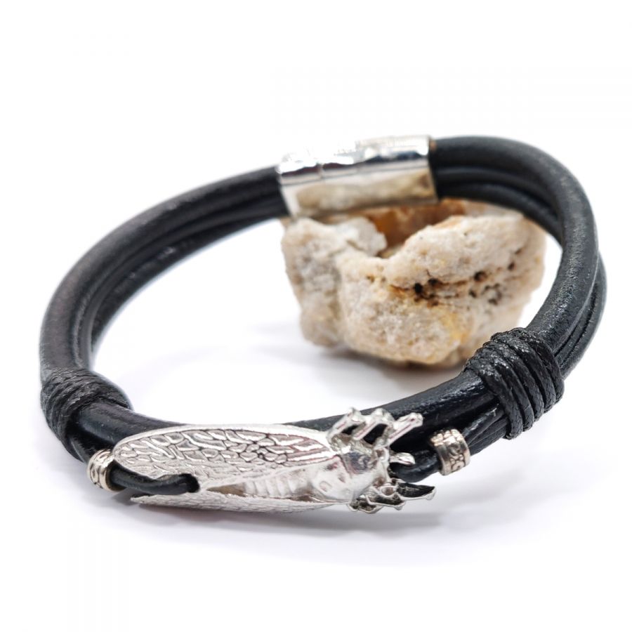 Pulsera de cigarra con cordón de cuero negro