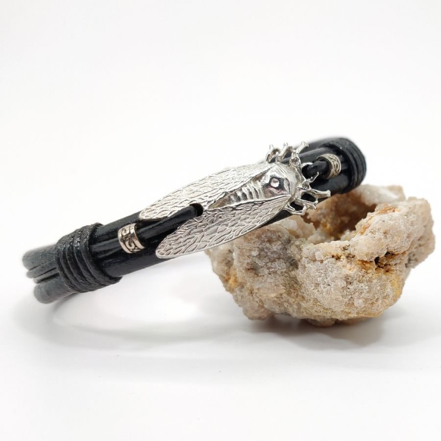 Pulsera de cigarra con cordón de cuero negro