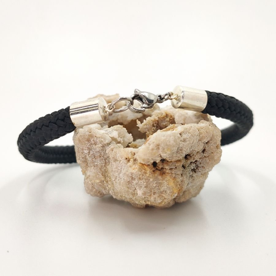 Pulsera doble de calavera y tibias cruzadas con piedras verdes sobre cuerda negra