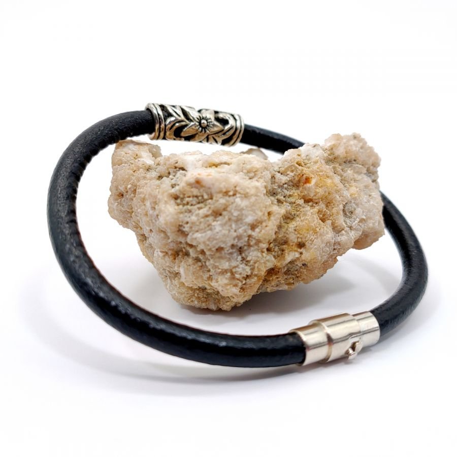 Pulsera floral con cordón de cuero negro