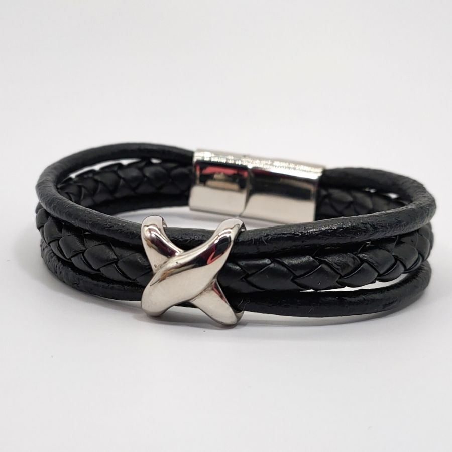 Pulsera X de hombre de acero inoxidable sobre piel negra