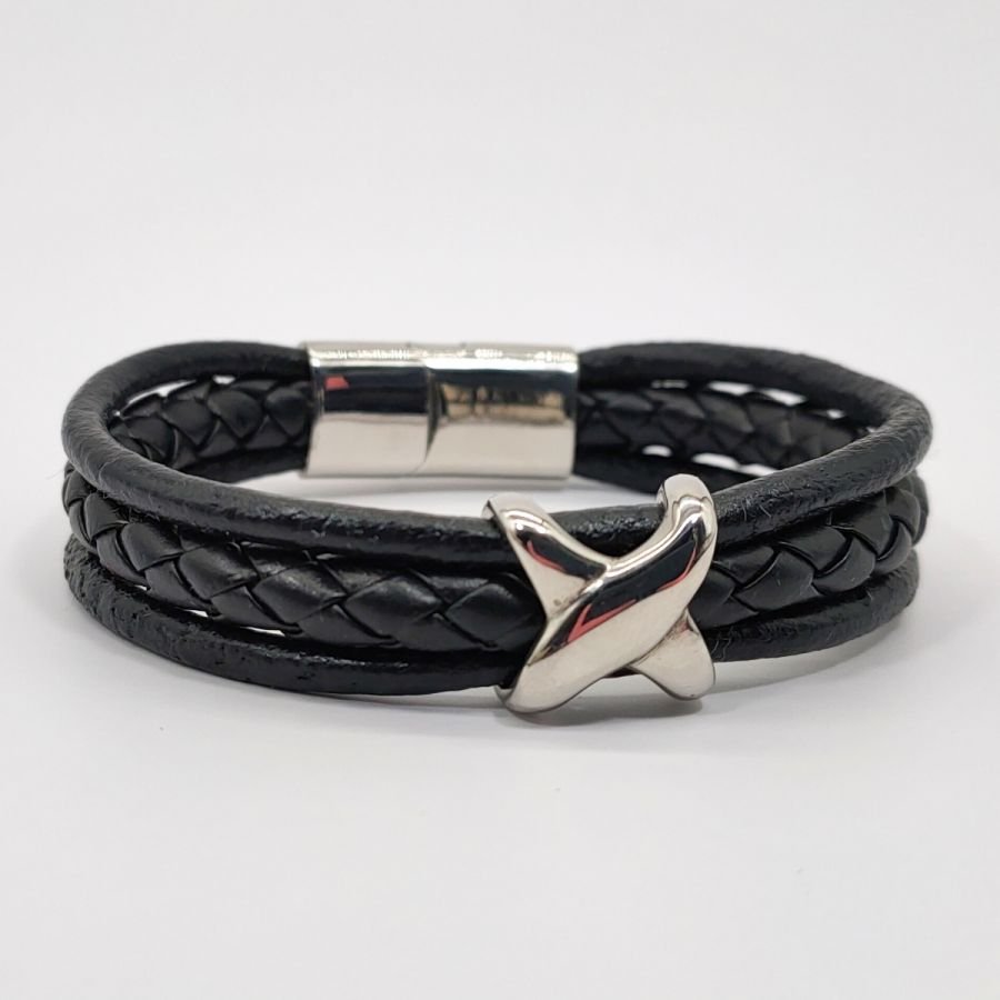 Pulsera X de hombre de acero inoxidable sobre piel negra