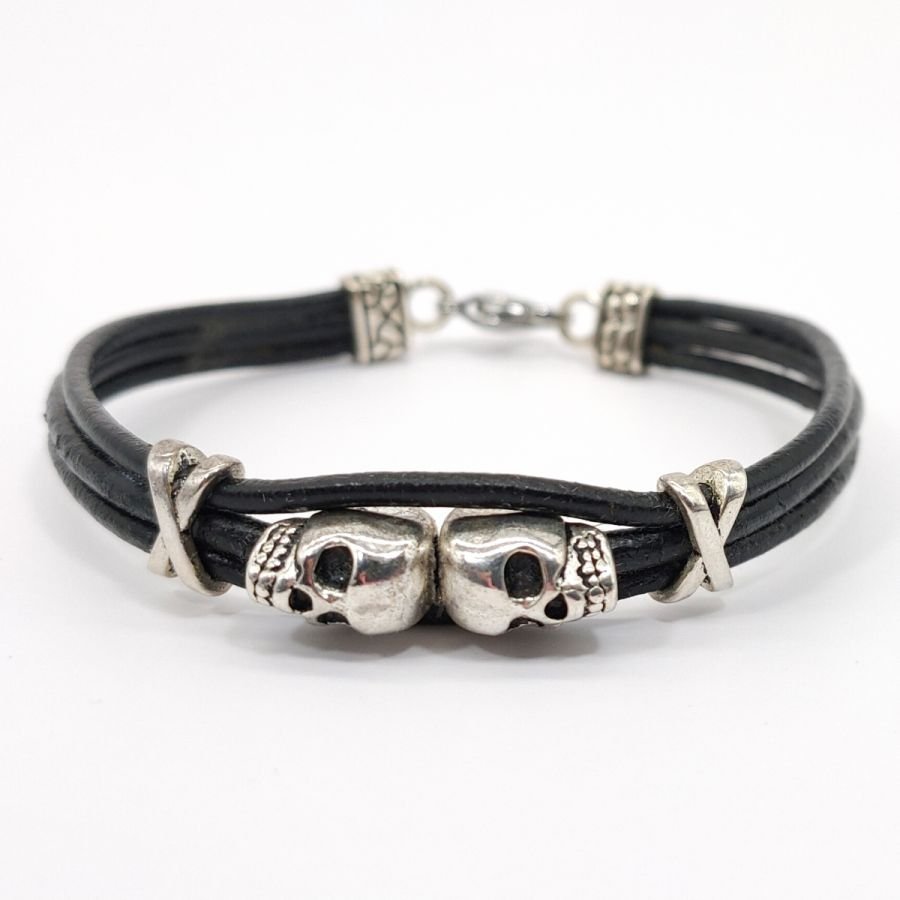 Pulsera de hombre de cuero negro de varias vueltas con doble cuenta de calavera 