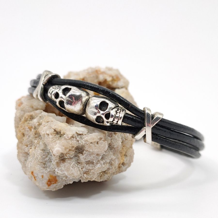 Pulsera de hombre de cuero negro de varias vueltas con doble cuenta de calavera 