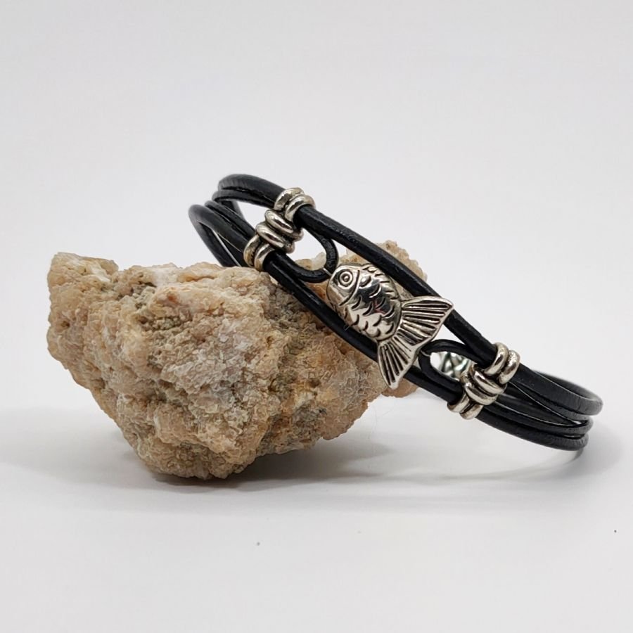 Pulsera de hombre de cuero negro de varias vueltas con pez de metal plateado