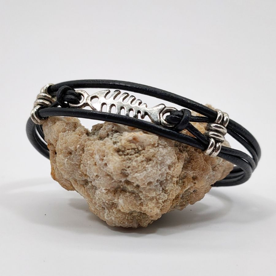 Pulsera de hombre de cuero negro de varias vueltas con espina de pez en metal plateado