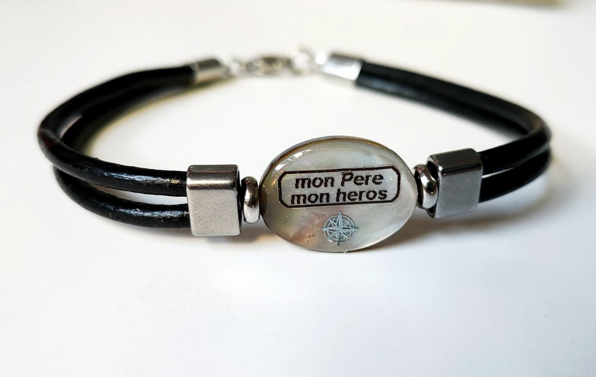 Pulsera de nácar personalizada en cuero