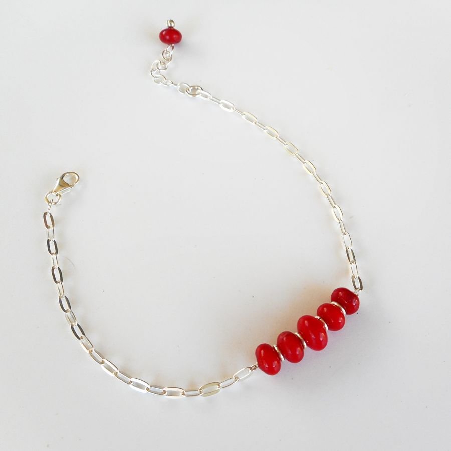 Pulsera con cuentas de gorgona roja en cadena de plata 925