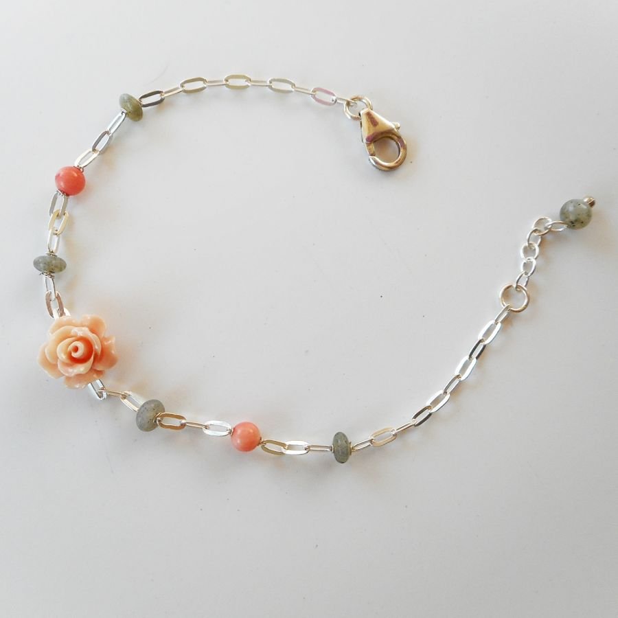 Pulsera de labradorita y piedra de coral con rosa en cadena de plata 925