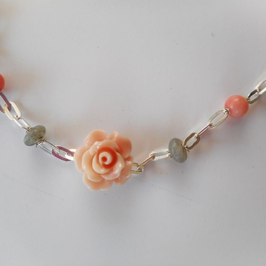 Pulsera de labradorita y piedra de coral con rosa en cadena de plata 925