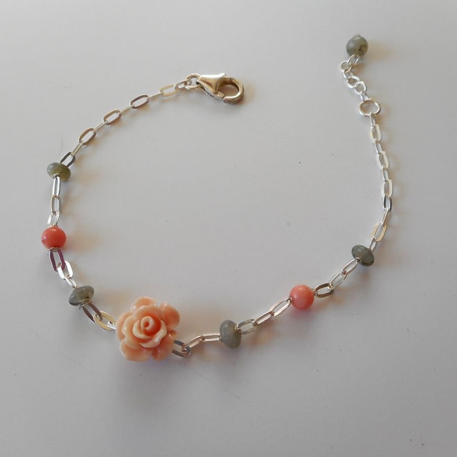 Pulsera de labradorita y piedra de coral con rosa en cadena de plata 925