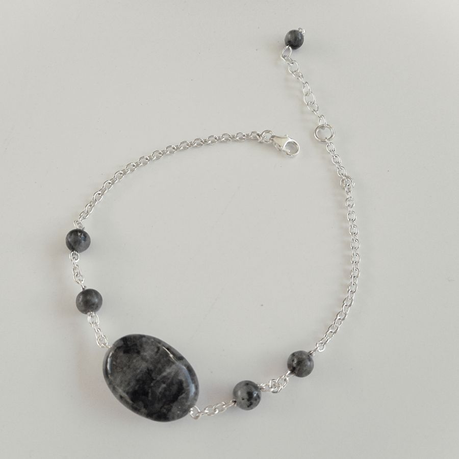 Pulsera de piedra labradorita gris en cadena de plata 925