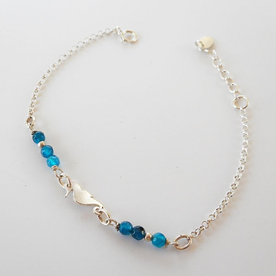 Pulsera de piedras de ágata azul con caballito de mar en cadena de plata 925