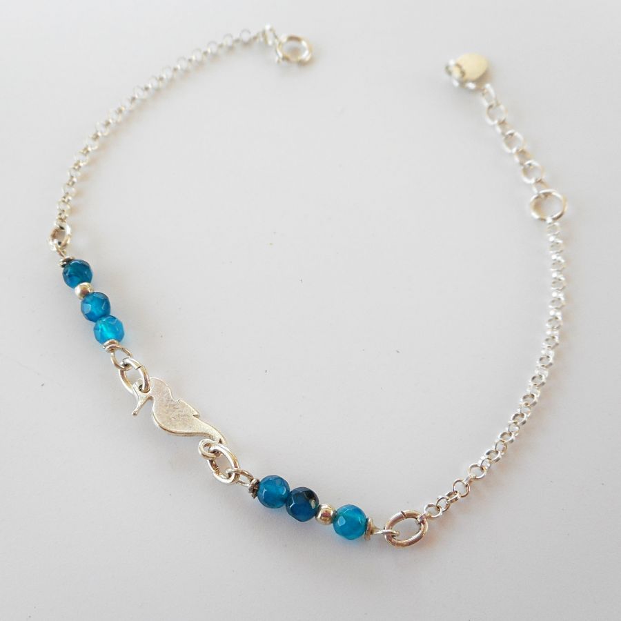 Pulsera de piedras de ágata azul con caballito de mar en cadena de plata 925