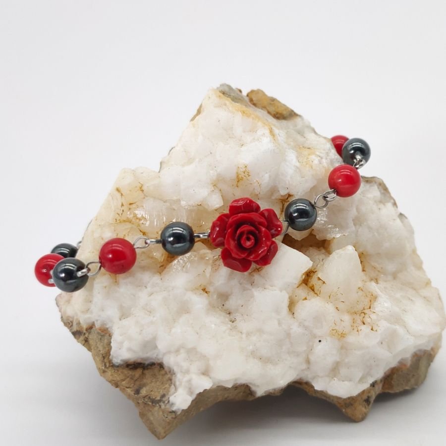 Pulsera de piedra hematites con rosa roja