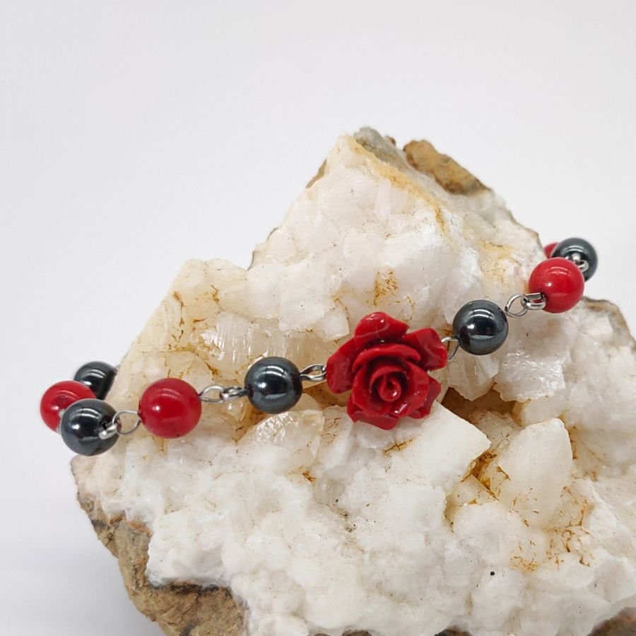 Pulsera de piedra hematites con rosa roja